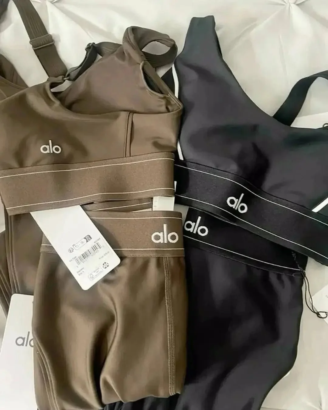 PALETTE DE VÊTEMENTS ALO YOGA PALETTE DE VÊTEMENTS ALO YOGA