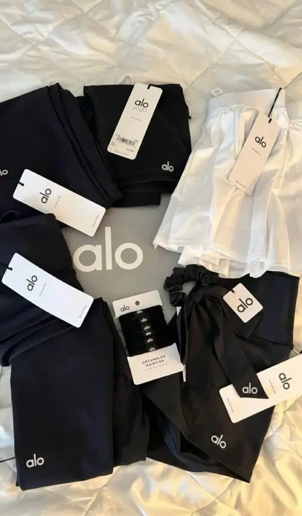 PALETTE DE VÊTEMENTS ALO YOGA PALETTE DE VÊTEMENTS ALO YOGA